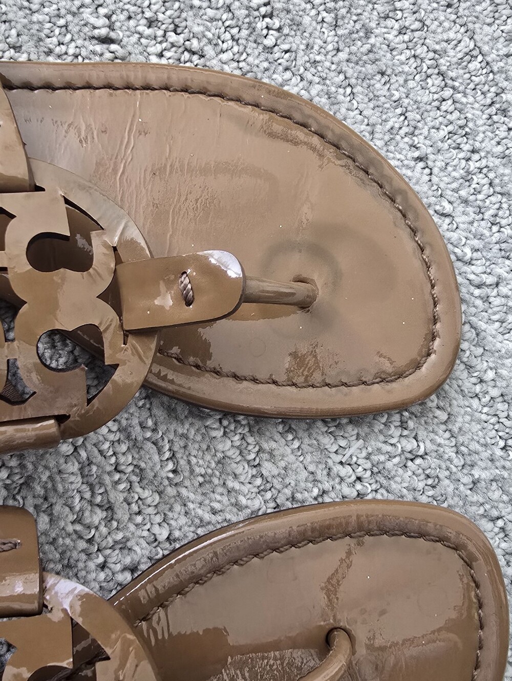 Tory Burch Miller Patent Leather Logo Sandals in Tan Msrp $200 - Picture 9 of 9